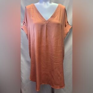 LYSSÉ NEW YORK Soft Satin short sleeve Santorini Top Color Pure Henna X-Large